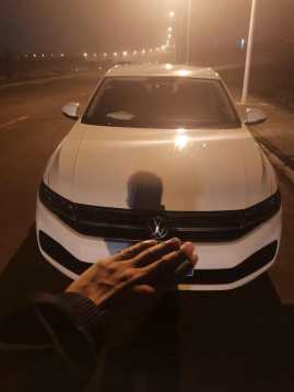 ̨23±