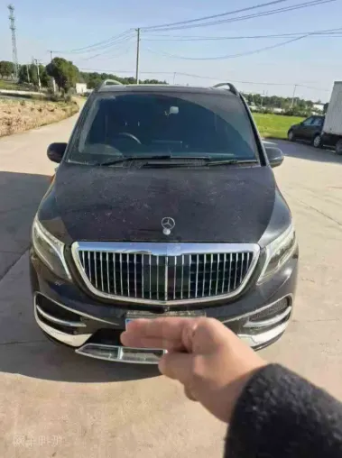2021年奔驰威霆抵押车外观实拍
