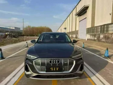 2025年奥迪E-tron纯电抵押车外观实拍