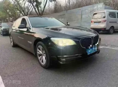 2013年宝马7系抵押车外观实拍