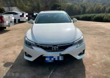 2015年丰田锐志抵押车外观实拍