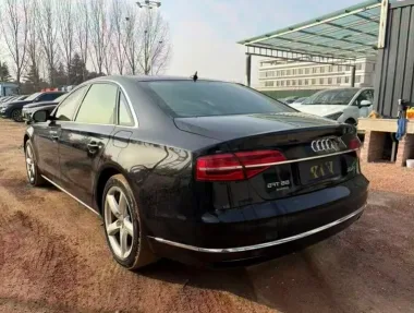 2013年奥迪A8L抵押车外观实拍