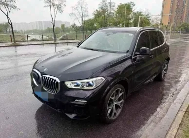 2021年宝马X5抵押车外观实拍