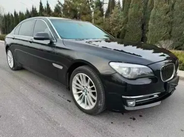 2015年宝马7系抵押车外观实拍