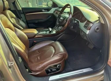 奥迪A8L抵押车内饰实拍