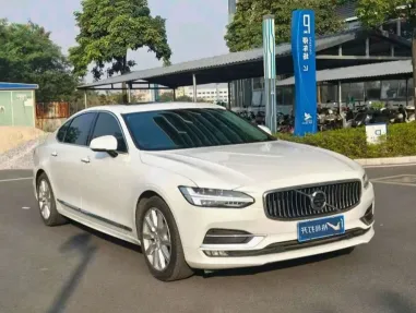 2019年沃尔沃S90抵押车外观实拍